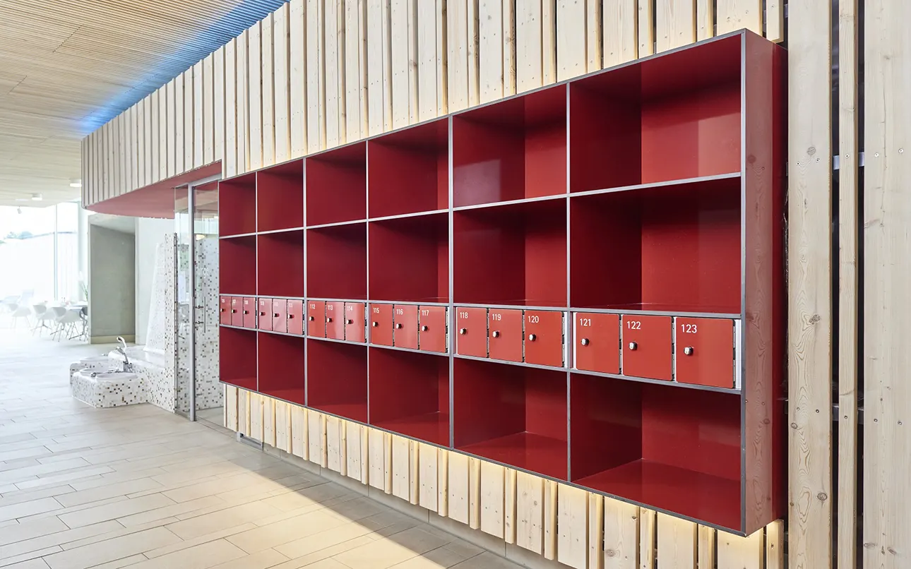 Shelf element with integrated deposit boxes