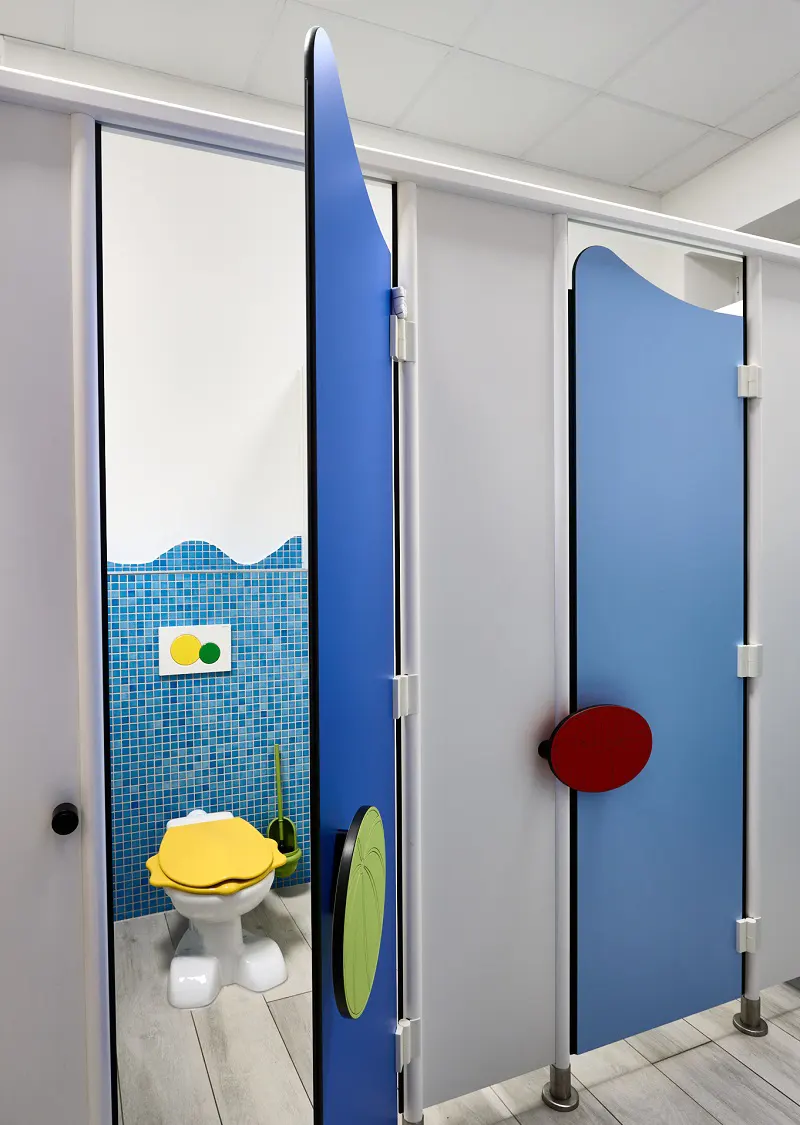 Child-friendly WC cubicle