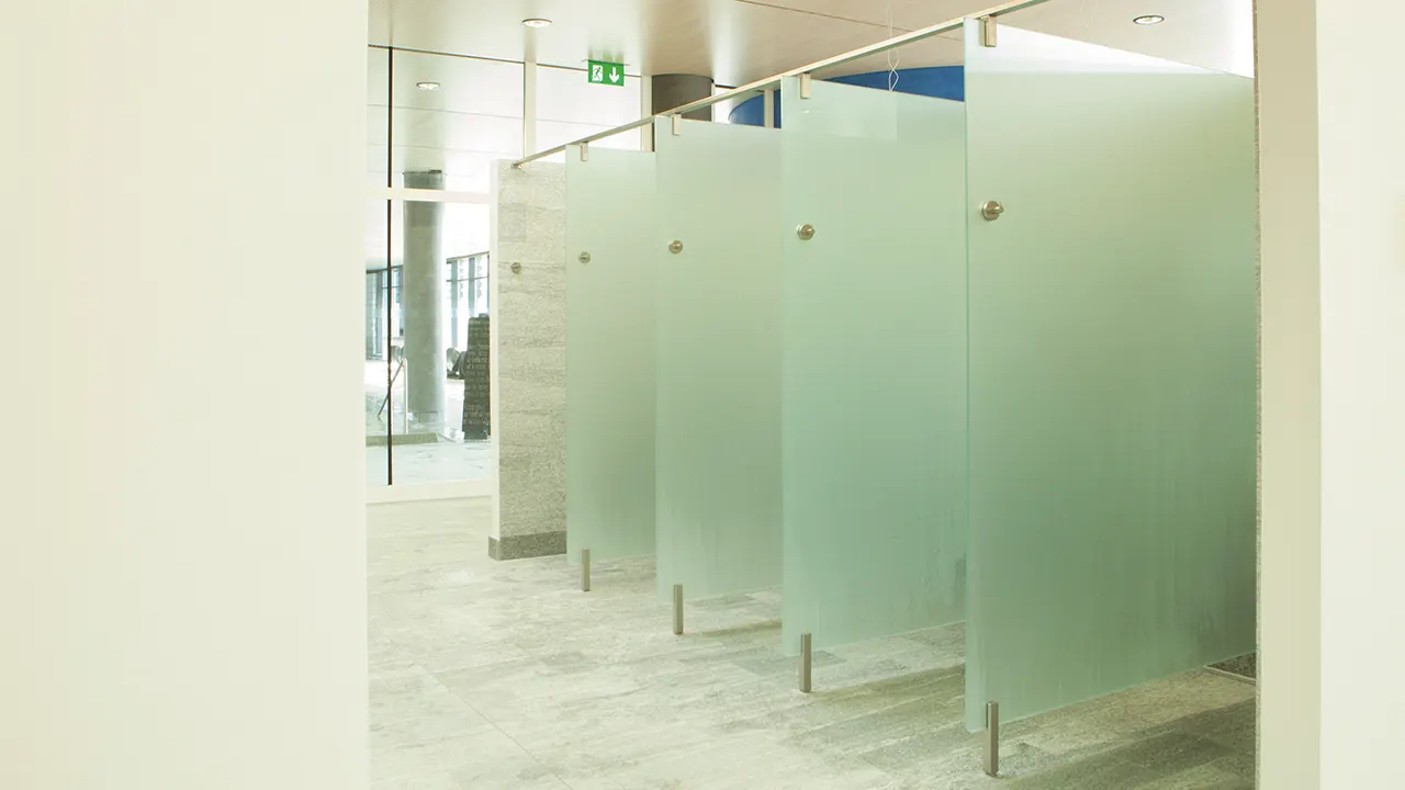 Shower partitions for hotels and gastronomy