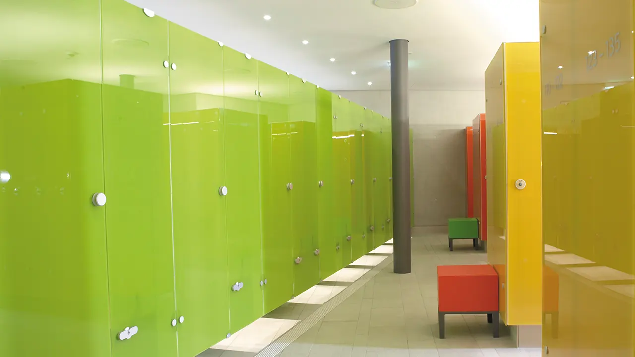 Changing cubicles with central support for swimming pools and spas