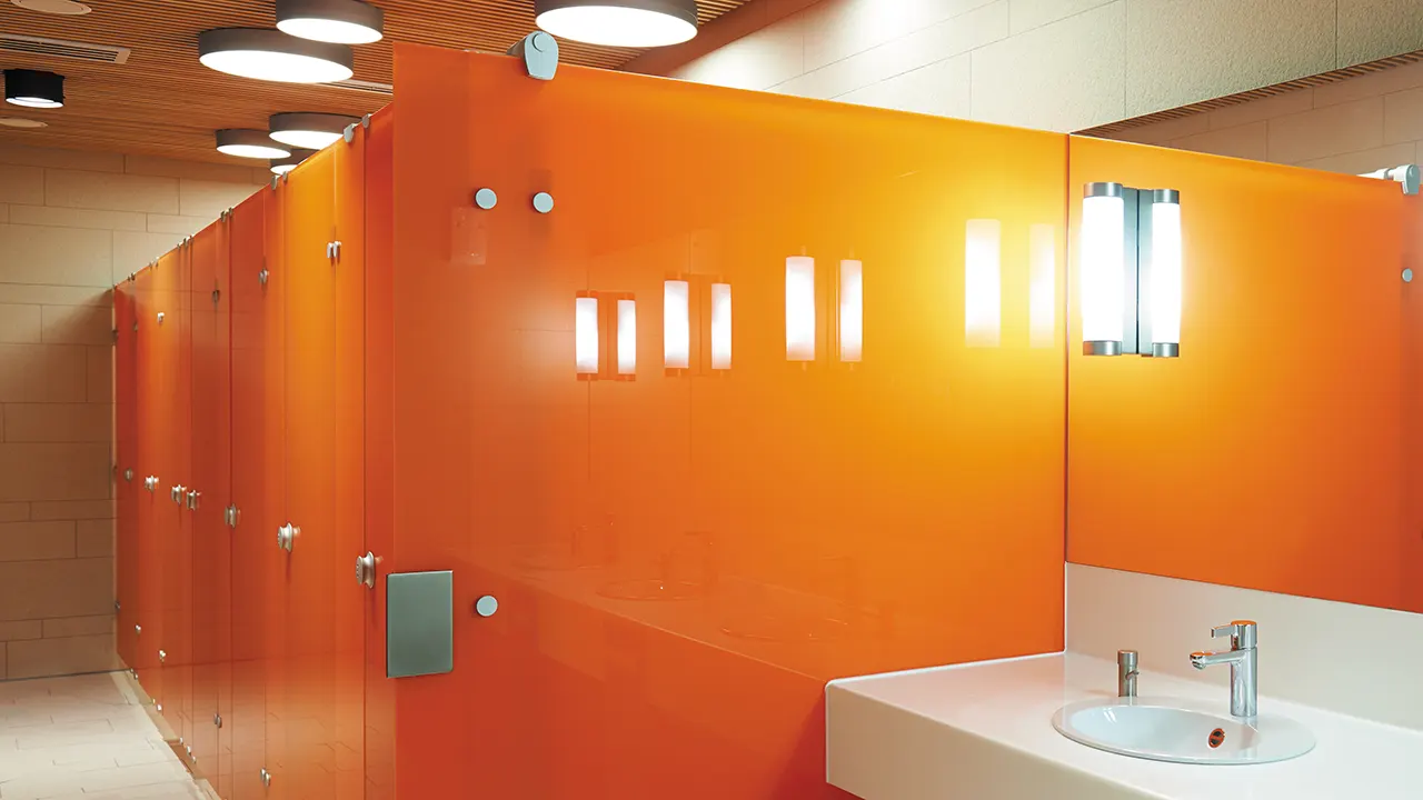 WC partitions for swimming pools and spas